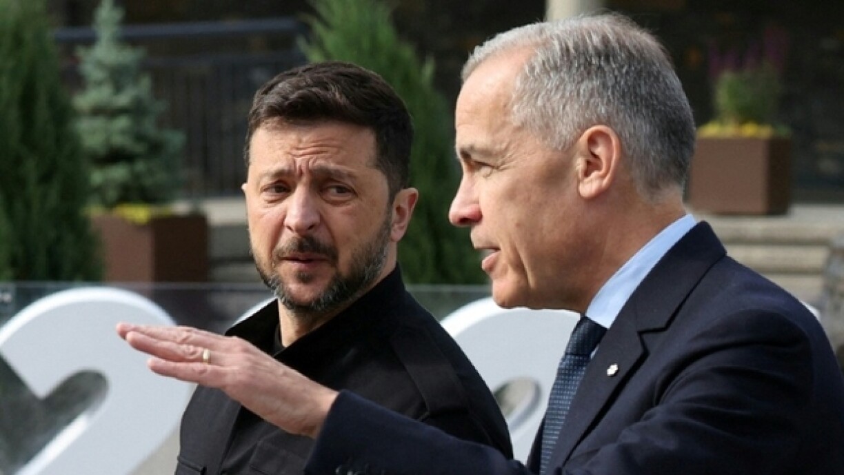 Le président ukrainien Volodymyr Zelensky (à gauche) et le Premier ministre canadien Mark Carney lors du sommet du G7 à Kananaskis le 17 juin 2025 dans les Rocheuses canadiennes