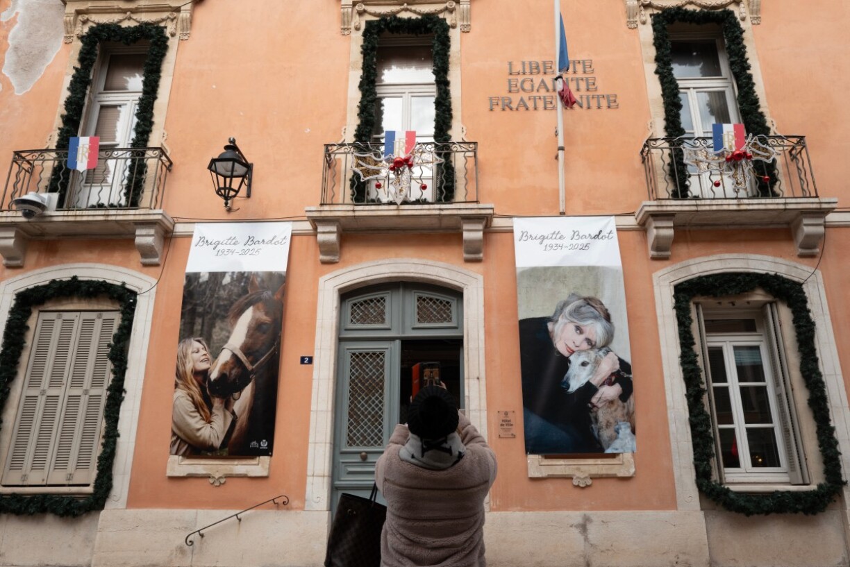 Des affiches installées sur la mairie de Saint-Tropez en hommage à Brigitte Bardot.