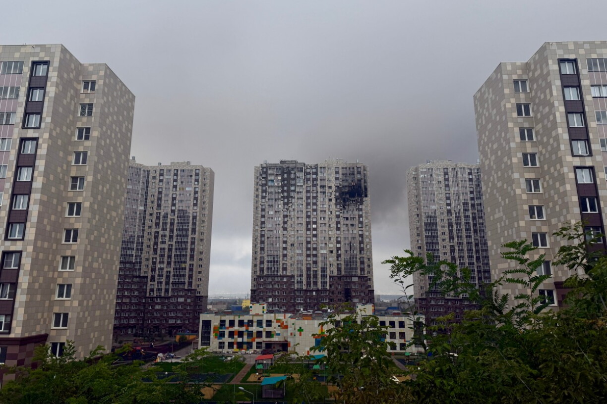 Une vue montre un immeuble résidentiel à plusieurs étages endommagé à la suite d'une attaque de drone à Kotelniki, dans la région de Moscou, le 20 septembre 2026.
