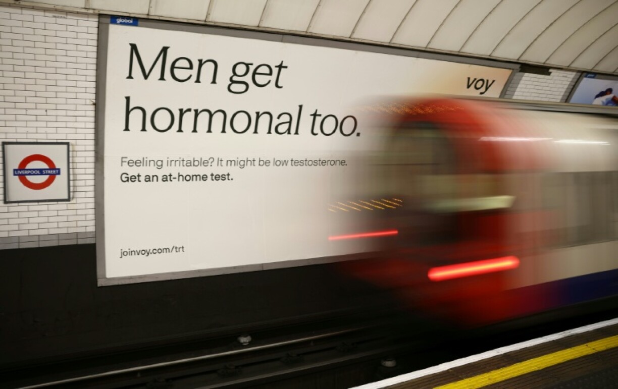 Une publicité dans le métro de Londres incite les hommes à tester leur niveau de testostérone, le 4 janvier 2026
