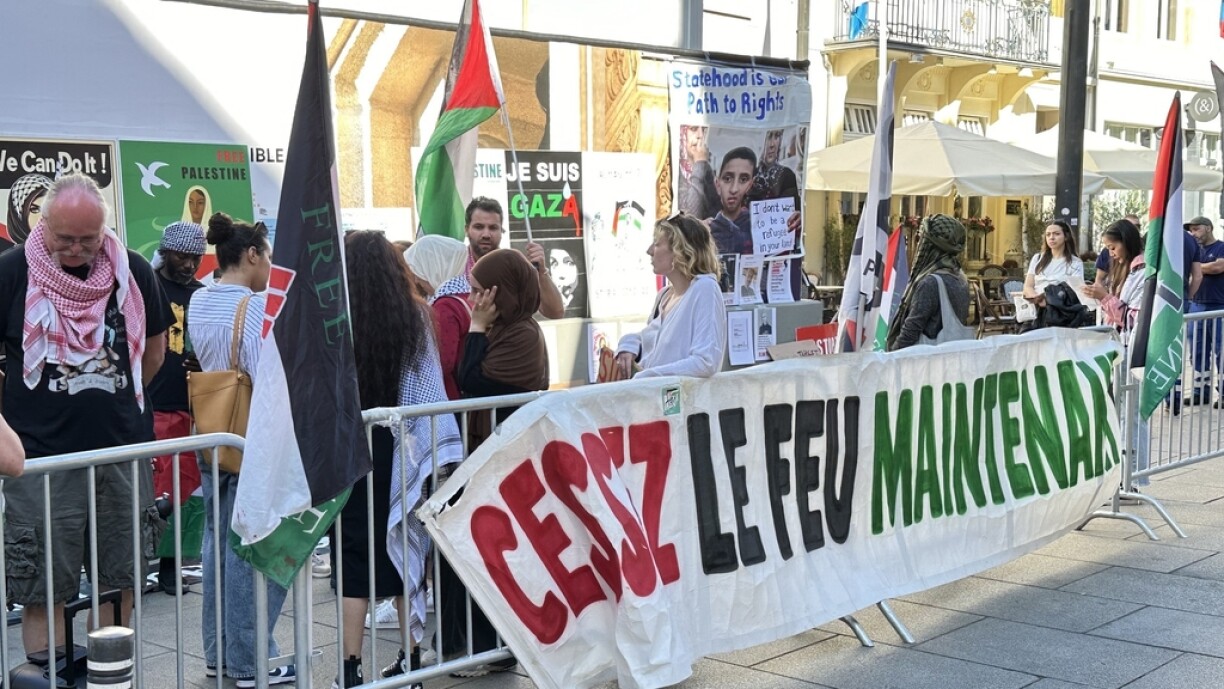 Maniff e Mëttwoch de Moien um Krautmaart: Den Opruff dozou war gedeelt gi vum Collectif Waassermeloun a vun der Plattform Letzactforpalestine. Si haten e Samschdeg och schonn um Kierchbierg virum Gebäi vun RTL manifestéiert - géint déi an hiren Aen net engagéiert genuch Berichterstattung vun RTL an anere Medien. An der Chamber goung et de Mëttwoch ëm eng Petitioun, déi freet, datt Lëtzebuerg Palästina als Staat unerkennt.