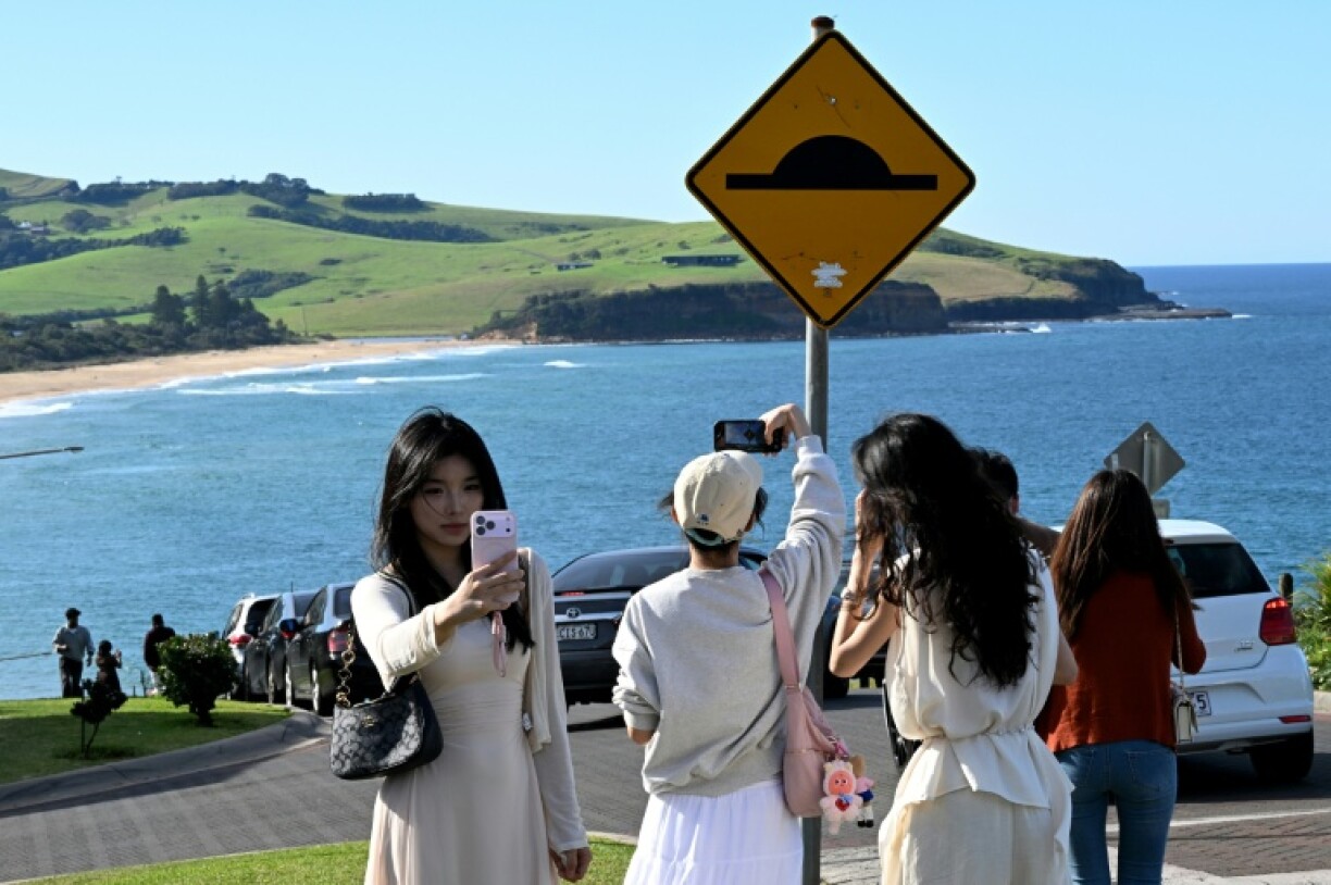 Des touristes dans le village de Gerringong, en Australie, le 27 avril 2026
