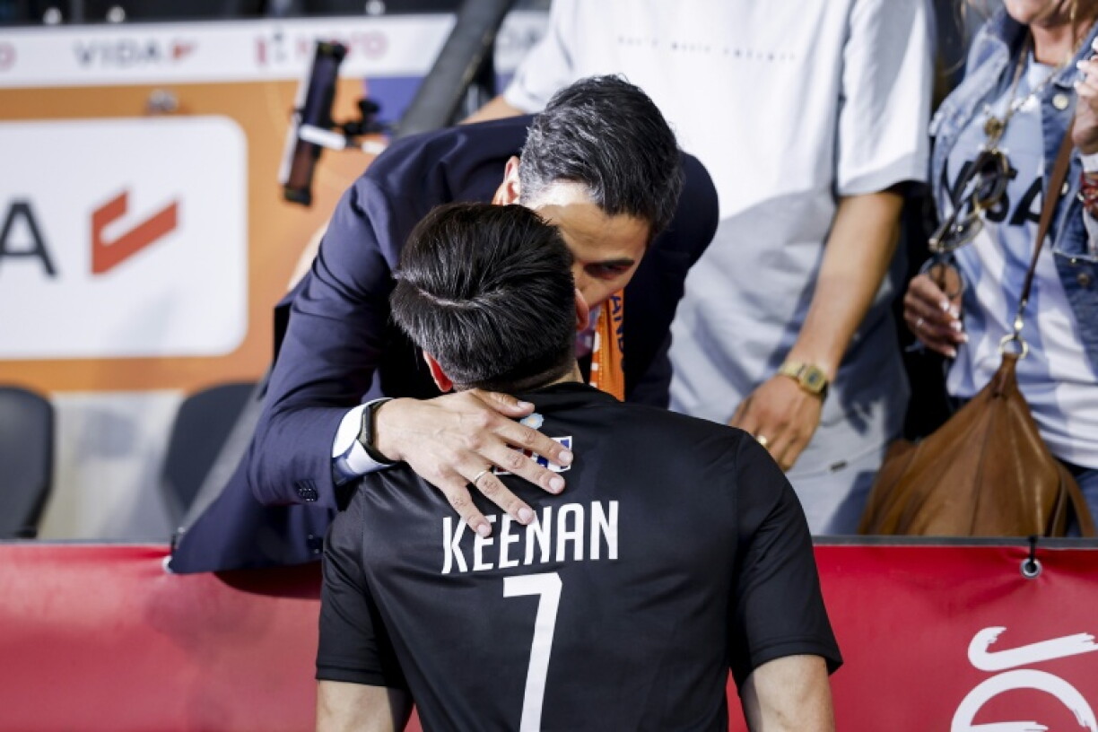 Le Premier ministre néerlandais Rob Jetten embrasse son compagnon, le joueur de hockey d'origine argentine Nicolás Keenan, après un match international de hockey, à Amstelveen aux Pays-Bas, le 18 août 2026