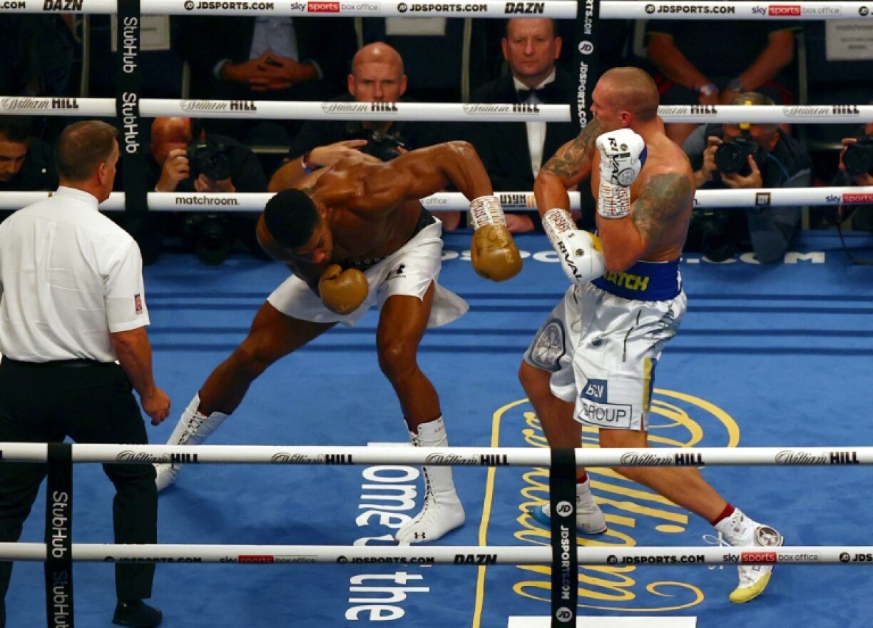 Le poids lourd britannique Anthony Joshua peine à trouver l'ouverture face à l'Ukrainien Oleksandr Usyk dans leur combat titres WBA, IBF et WBO en jeu à Londres, le 25 septembre 2021