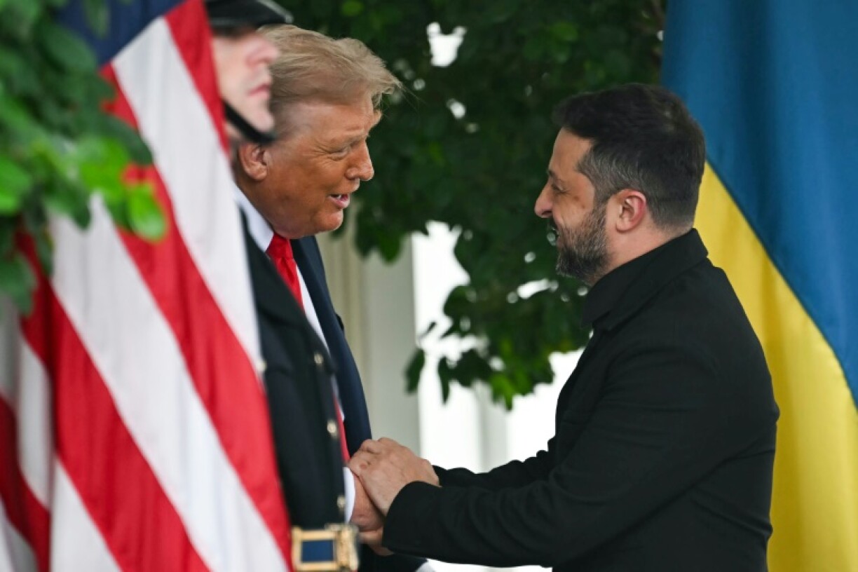 Le président ukrainien Volodymyr Zelensky accueilli par le président américain Donald Trump à la Maison Blanche,le 18 août 2025