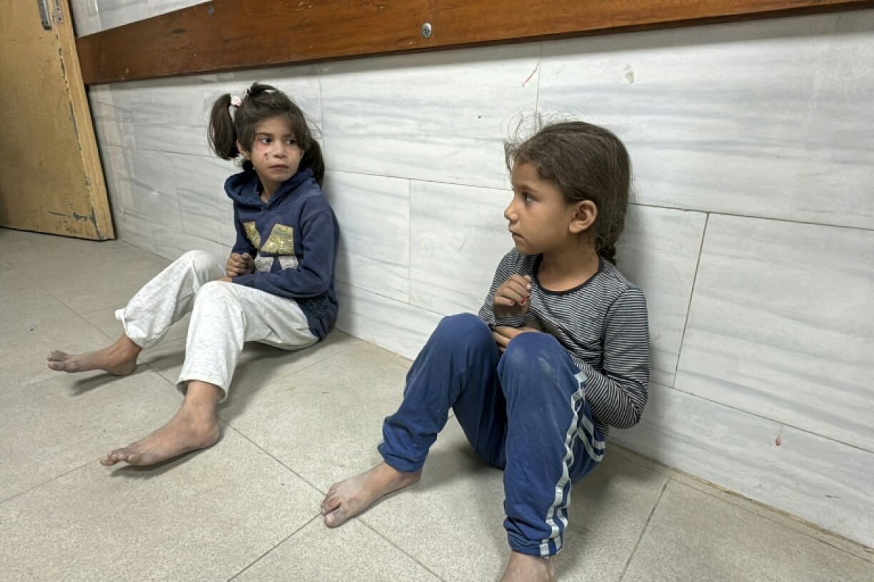 Des enfants en attente de soins après une frappe israélienne, dans l'hôpital Kamal Adwan de Beit Lahia, le 20 octobre 2024