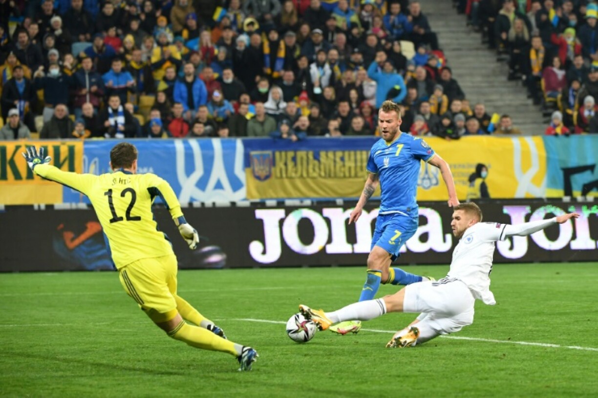 Le milieu de terrain ukrainien Andriy Yarmolenko ouvre le score face à la Bosnie-Herzégovine, lors des éliminatoires pour la Coupe du monde au Qatar 2022, le 12 octobre 2021 à Lviv