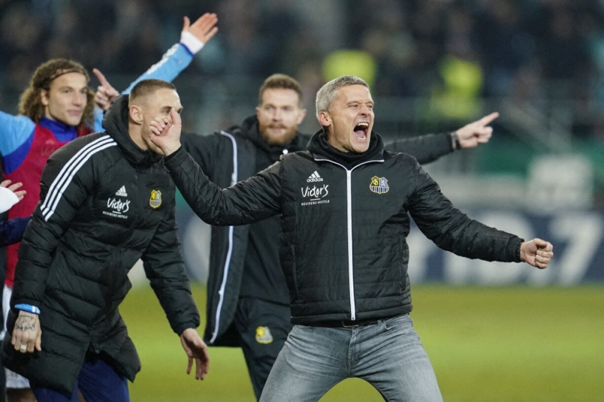 La joie de Rüdiger Ziehl, l'entraîneur de Sarrebruck, après la victoire contre l'Eintracht Francfort en coupe d'Allemagne.