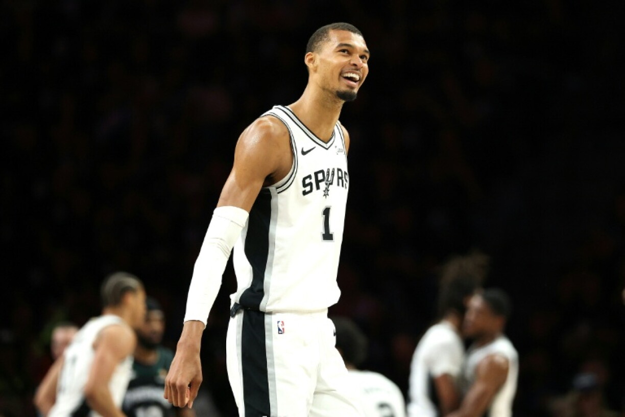 Victor Wembanyama (San Antonio Spurs) après la qualification en finale de conférence ouest contre les Minnesota Timberwolves au Target Center de Minneapolis, le 15 mai 2026.