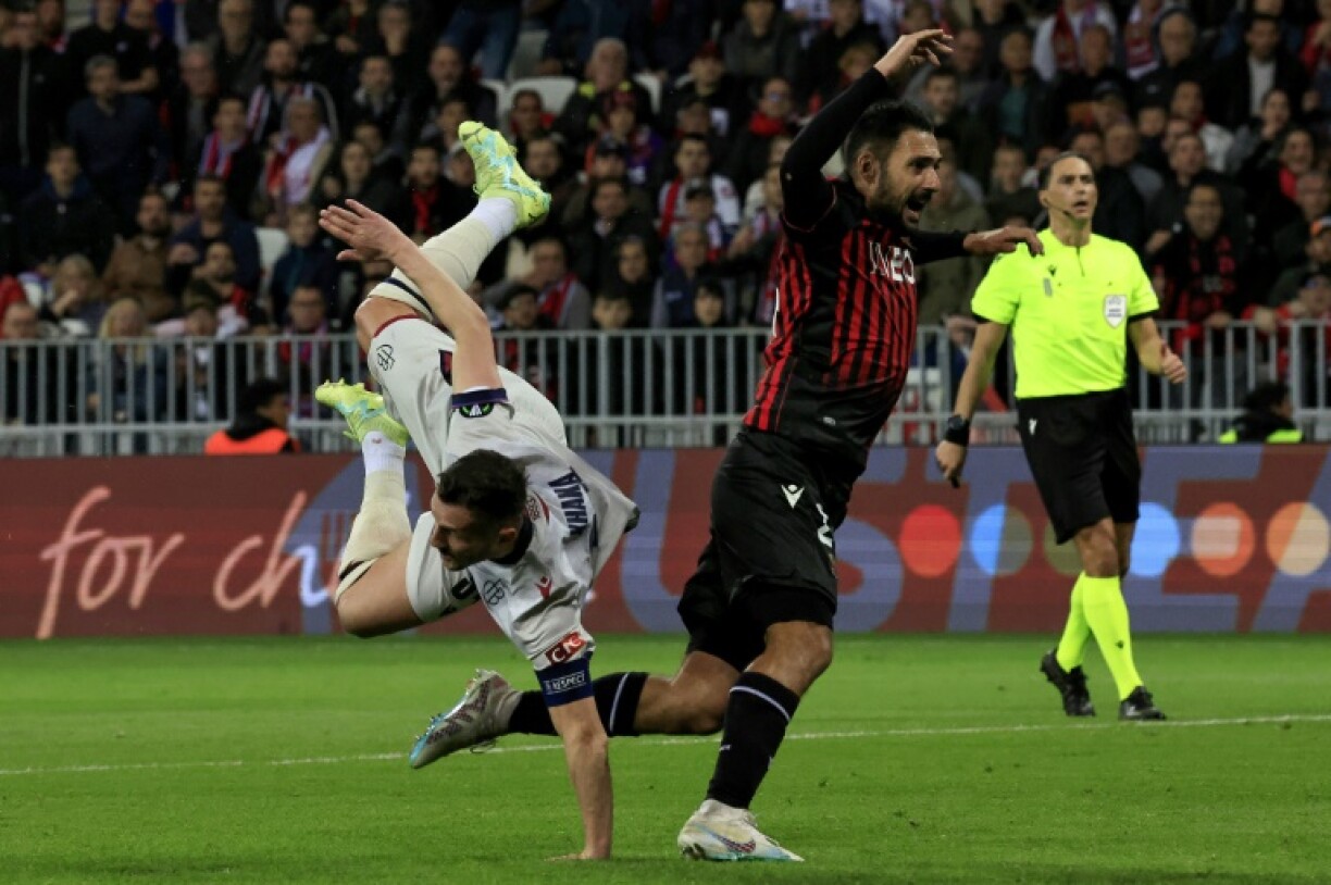 L'attaquant niçois Gaëtan Laborde (à droite) à la lutte avec le milieu de terrain suisse du FC Bâle Taulant Xhaka en quart de finale retour de la Ligue Europa Conference le 20 avril 2023. Son but n'a pas suffi, et l'OGCN a été éliminé par le club suisse après prolongation