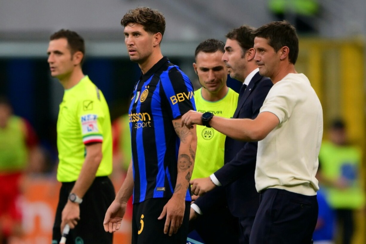 Le défenseur de l'Inter Milan John Stones entre en jeu lors du match contre Monza pour ses débuts en Serie A le 22 août 2026 à San Siro