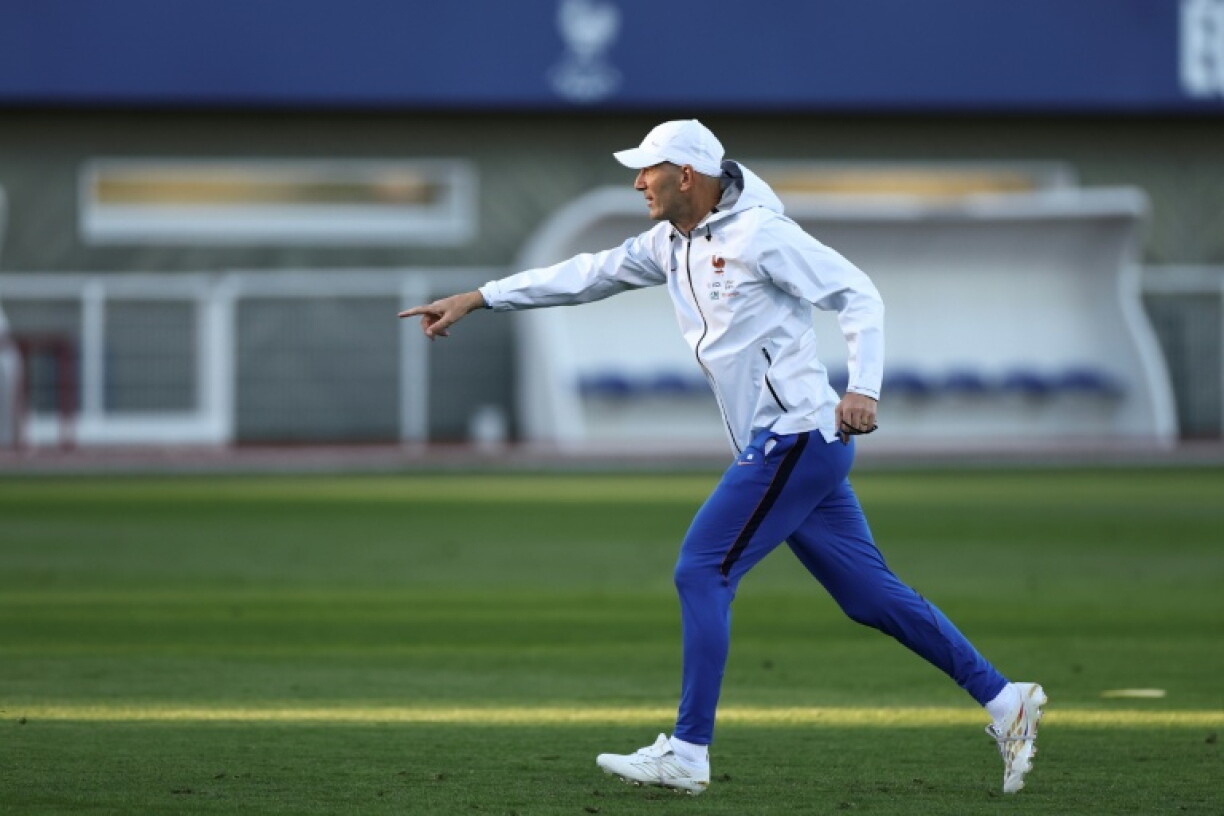 Le sélectionneur de l'équipe de France, Zinédine Zidane, participe à une séance d'entraînement à Clairefontaine-en-Yvelines, le 22 septembre 2026