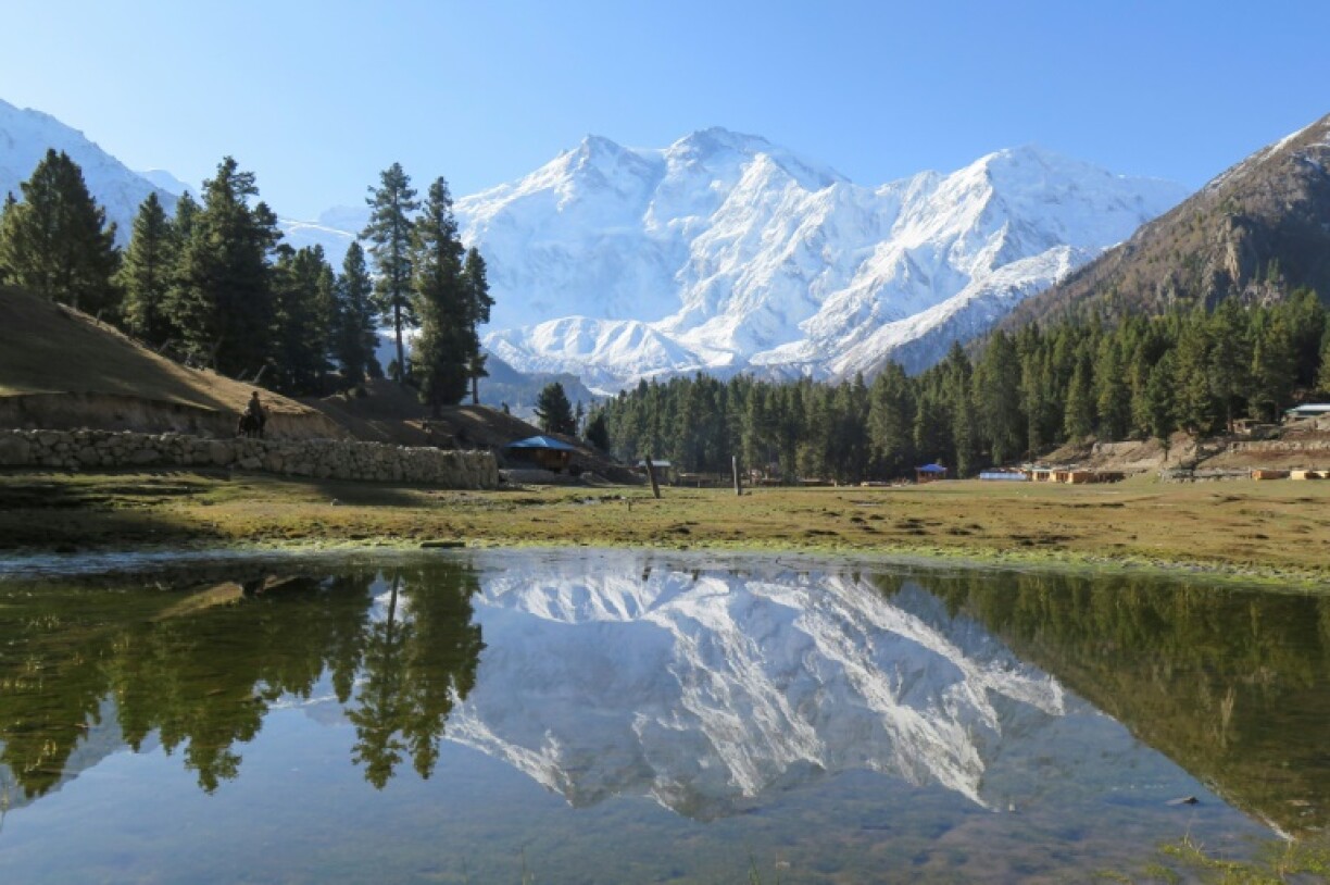 Le sommet du Nanga Parbat se reflète dans un étang du village touristique de Fairy Meadows, au Pakistan, le 13 octobre 2019