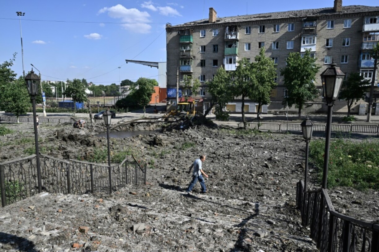Un homme marche au milieu de débris causés par une frappe de missile à Bakmout, dans l'est de l'Ukraine, le 1er juillet 2022