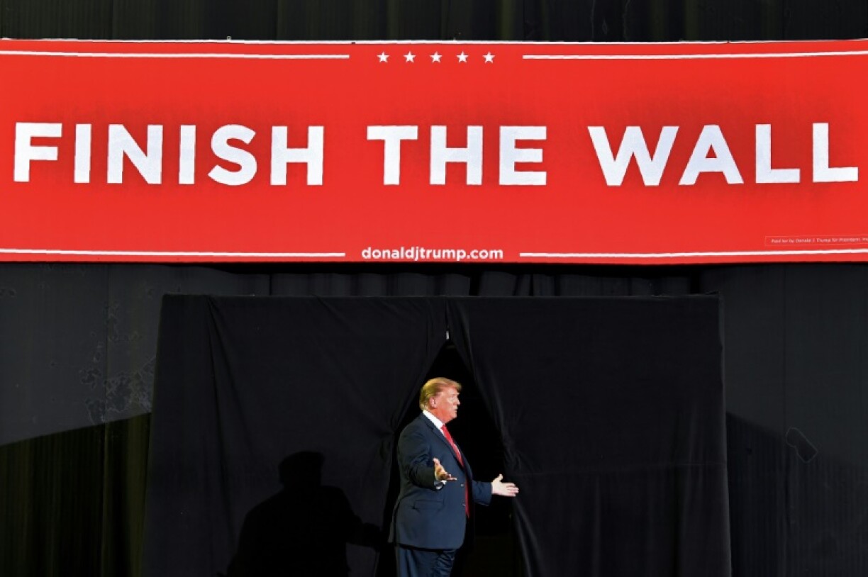 Le président américain, Donald Trump, donne un discours devant une banderole qui en dit long sur ses intentions
