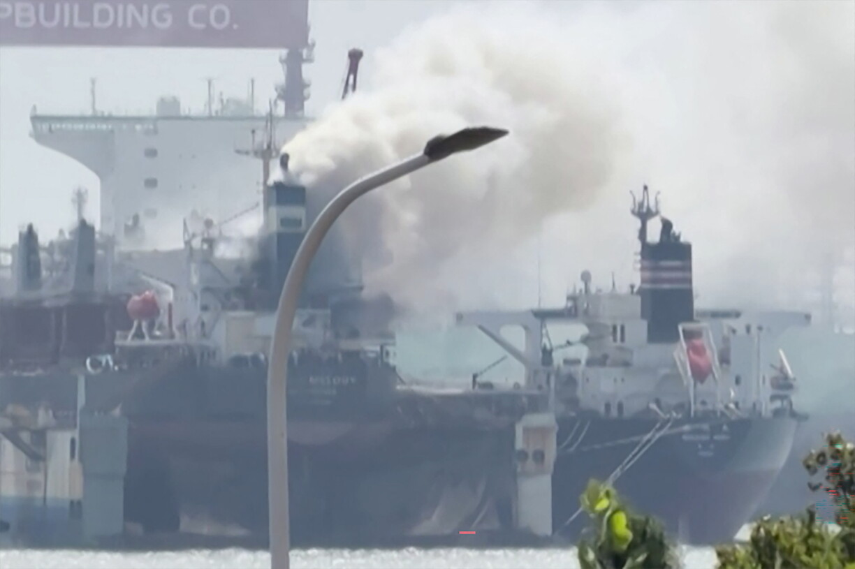 Cette capture d'écran, tirée d'une vidéo tournée le 10 septembre 2026, montre de la fumée s'échappant du cargo dans le port de Qingdao.