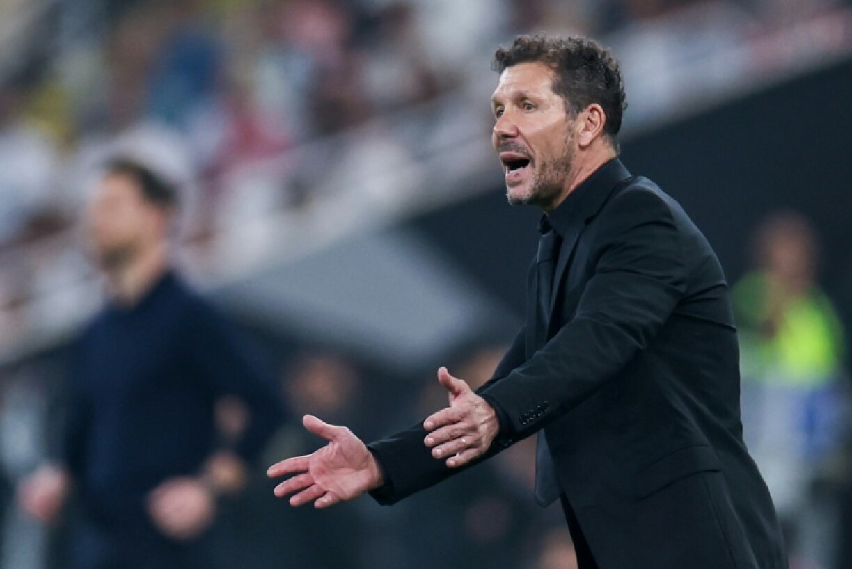 L'entraîneur de l'Atletico Madrid Diego Simeone replace ses joueurs opposés au Real madrid à Jeddah, le 8 janvier 2026
