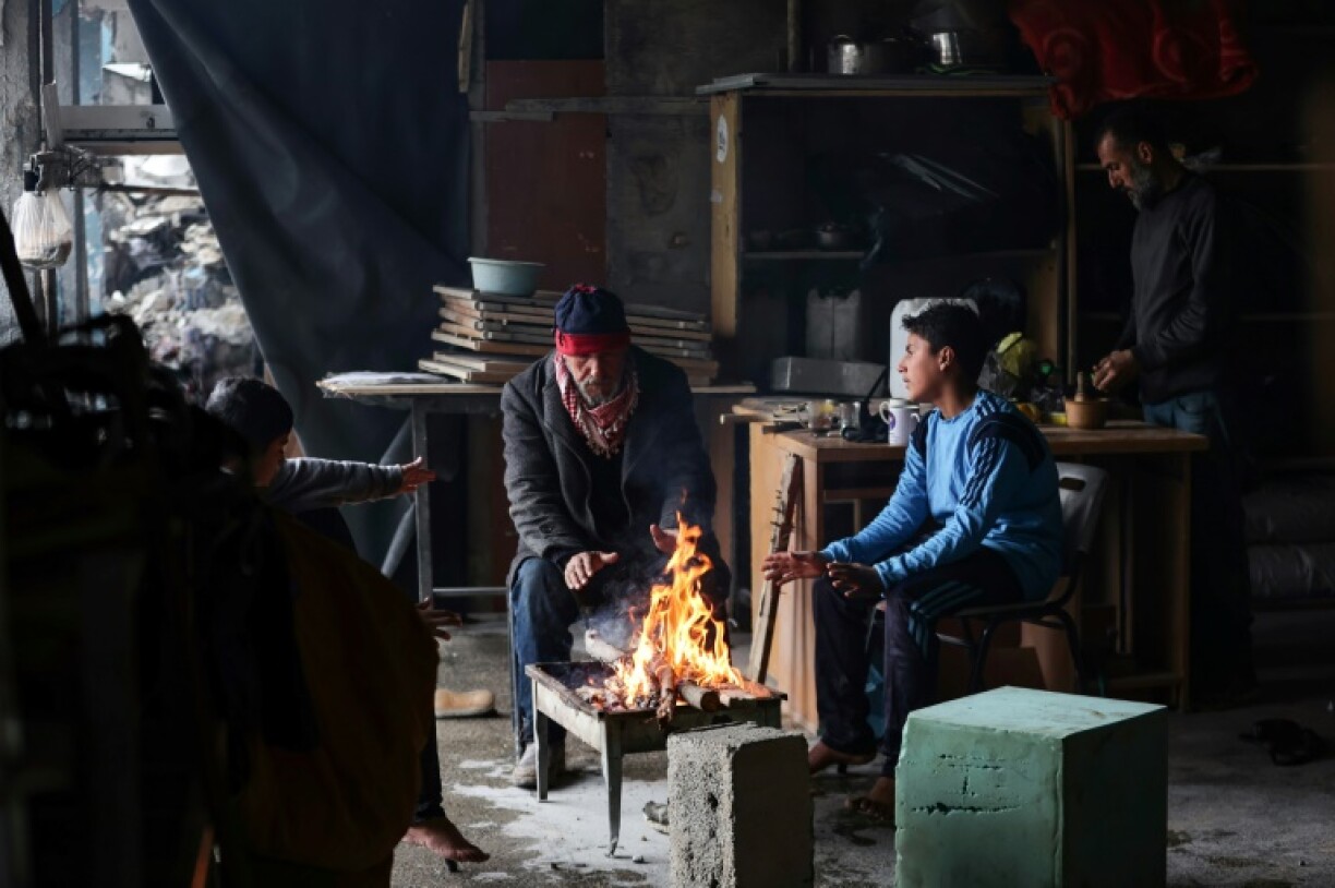 Des Palestiniens tentent de se réchauffer autour d'un feu à Beit Hanou, dans le nord de la bande de Gaza, le 12 février 2025