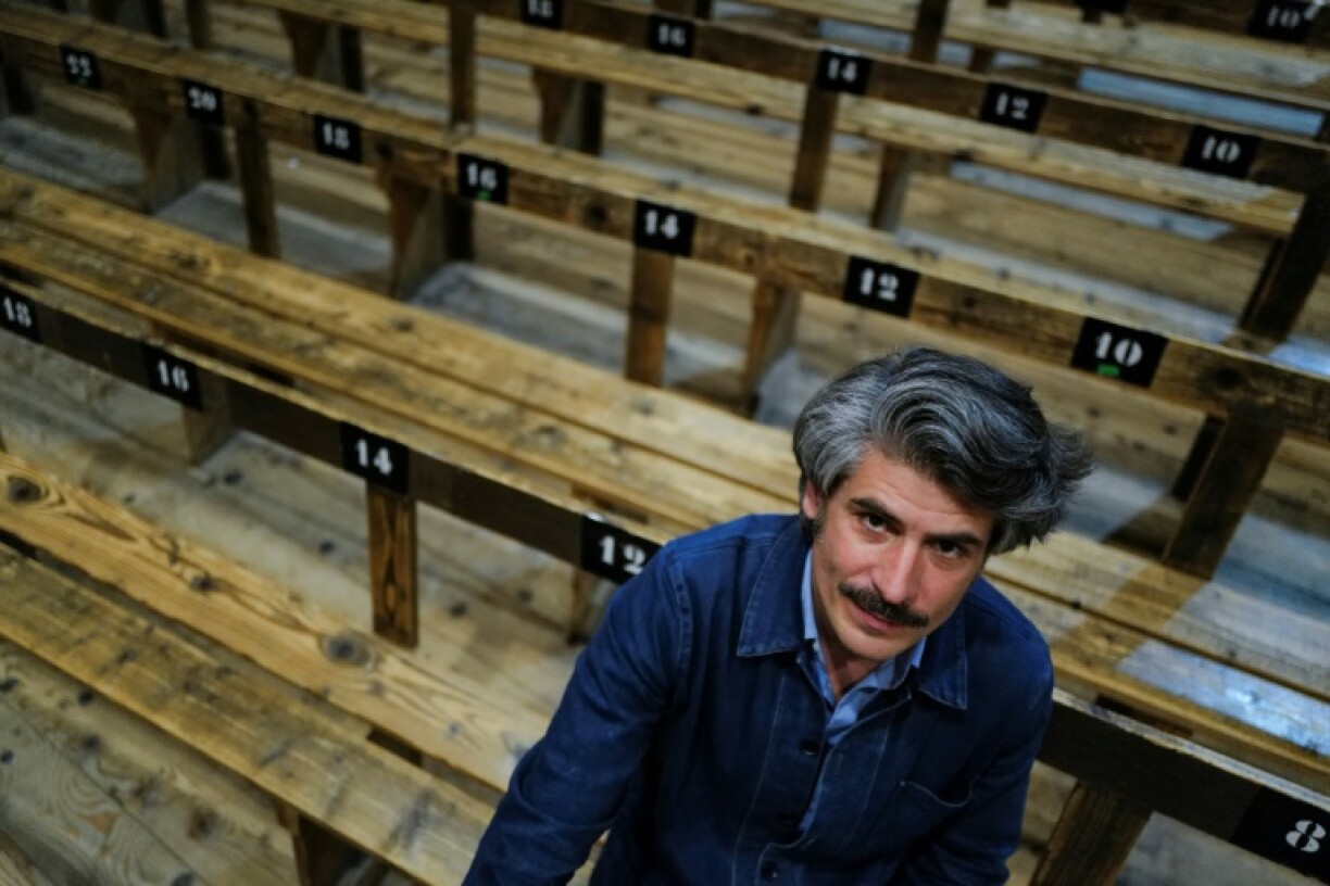 Le metteur en scène Simon Delétang pose au