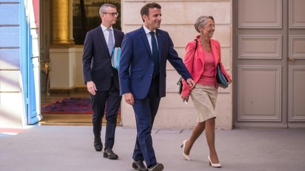 Emmanuel Macron et Elisabeth Borne arrivent au premier conseil des ministres du nouveau gouvernement Borne, le 4 juillet 2022, à l'Elysée