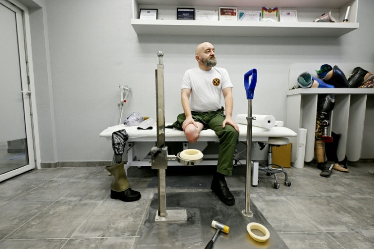 Dmitri, ex-membre du groupe paramilitaire russe Wagner connu sous le nom de code "Barmak", dans un atelier de prothèses de la région de Leningrad, le 22 janvier 2026 en Russie