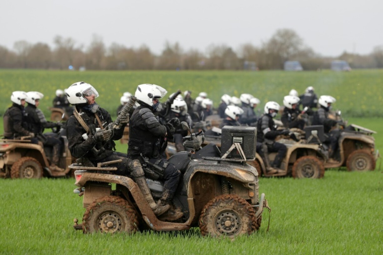 Des gendarmes mobiles sur des quads lors de heurts entre forces de l'ordre et opposants à la construction de