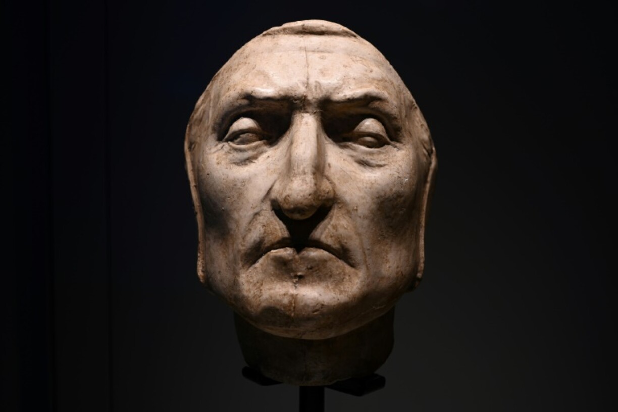 Un masque mortuaire du poète, écrivain et philosophe italien Dante Alighieri à Florence qui célèbre en 2021 le 700e anniversaire de sa mort, le 23 février 2021