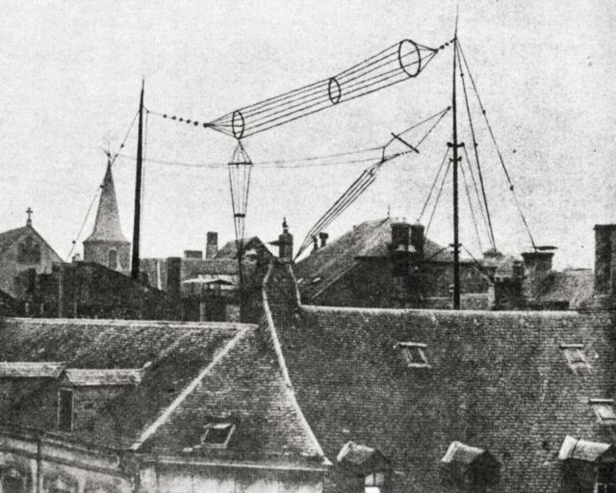 Broadcast and receive antenna over the roofs in Rue Beaumont