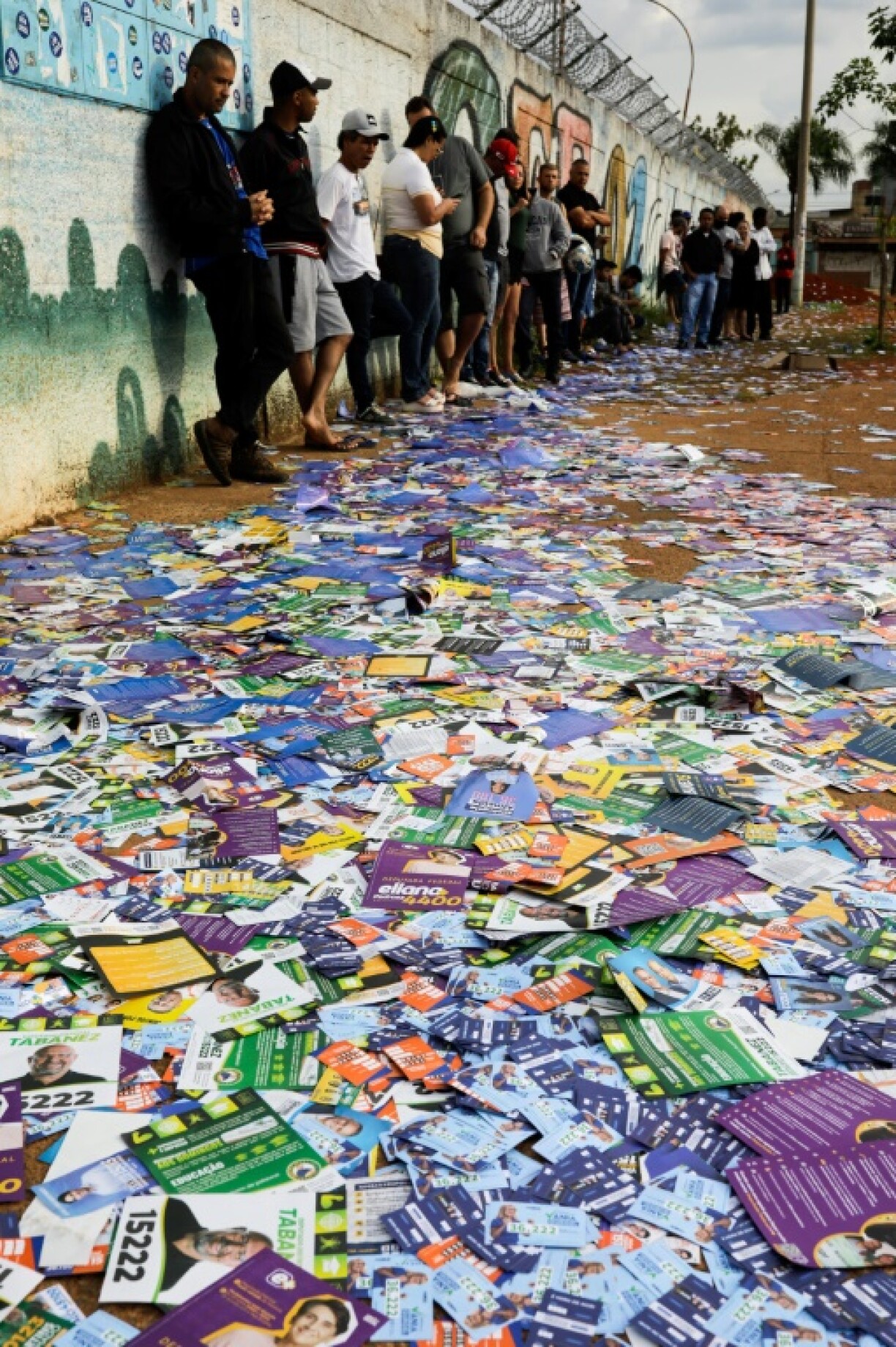 Des électeurs font la queue devant un bureau de vote, le 2 noctobre 2022 àBrasilia