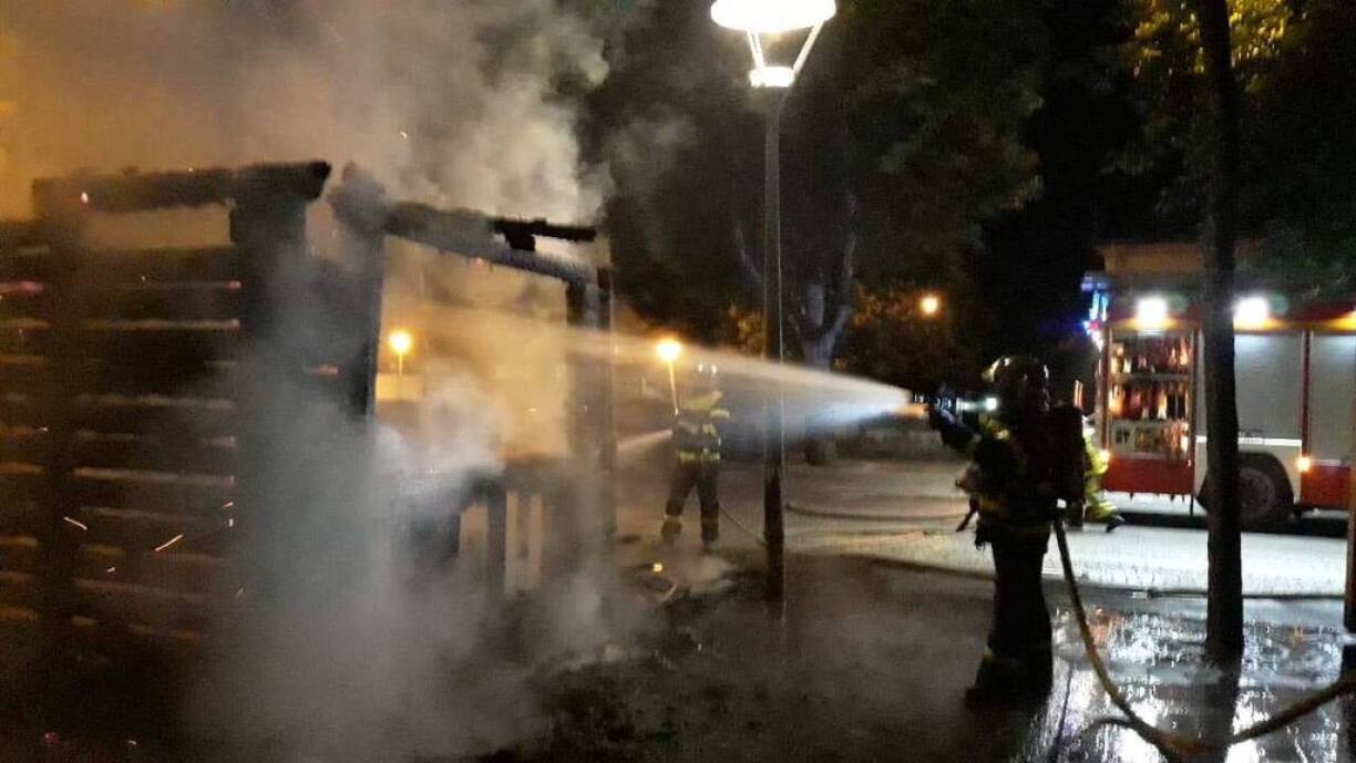 Les pompiers éteignent le feu de chalet sur la place Jeanne d'Arc