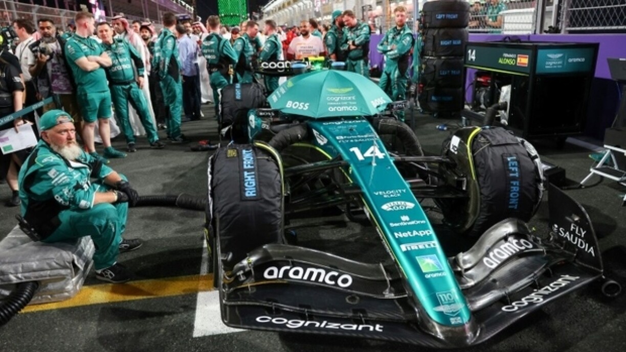 L'Aston Martin de Fernando Alonso aux stands avant le Grand Prix d'Arabie saoudite de Formule 1 le 19 mars 2023. Le pilote espagnol a été privé de sa troisième place puis l'a récupérée quelques heures après la course, les commissaires ayant annulé une pénalité de dix secondes qu'ils lui avaient imposée