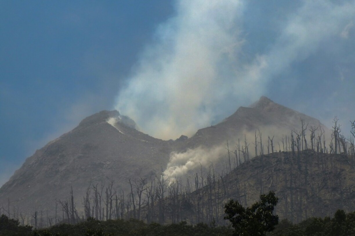 Des panaches de fumée s'échappent du mont Lewotobi Laki-Laki, vu depuis le village de Klatanlo sur l'île de Florès, en Indonésie, le 4 novembre 2024