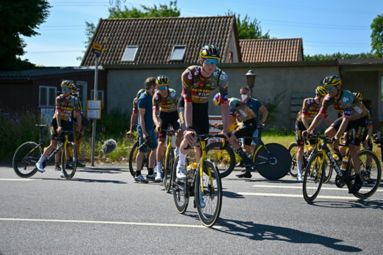 Les coureurs de la Jumbo-Visma se préparent pour un entraînement à Bjerge, près de Copenhague, le 30 juin 2022