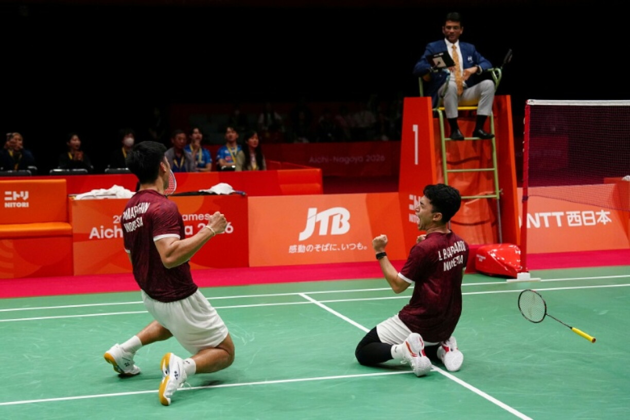 Indonesia's Daniel Marthin (L) and Leo Rolly Carnando celebrate their victory over China