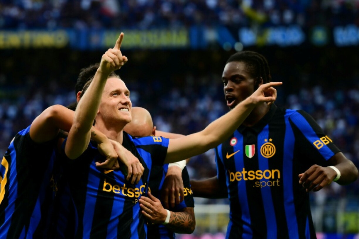Le milieu de terrain de l'Inter Milan Piotr Zielinski félicité par ses coéquipiers après son but contre Monza lors de la 1ère journée du Championnat d'Italie le 22 août 2026 à San Siro