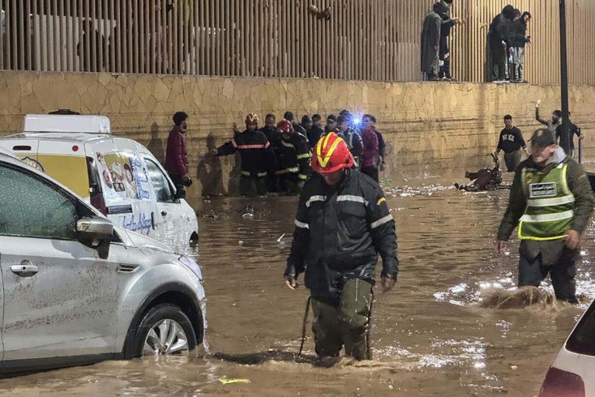Des personnes pataugent dans une rue de la ville côtière marocaine de Safi après une crue soudaine causée par des pluies torrentielles, le 14 décembre.