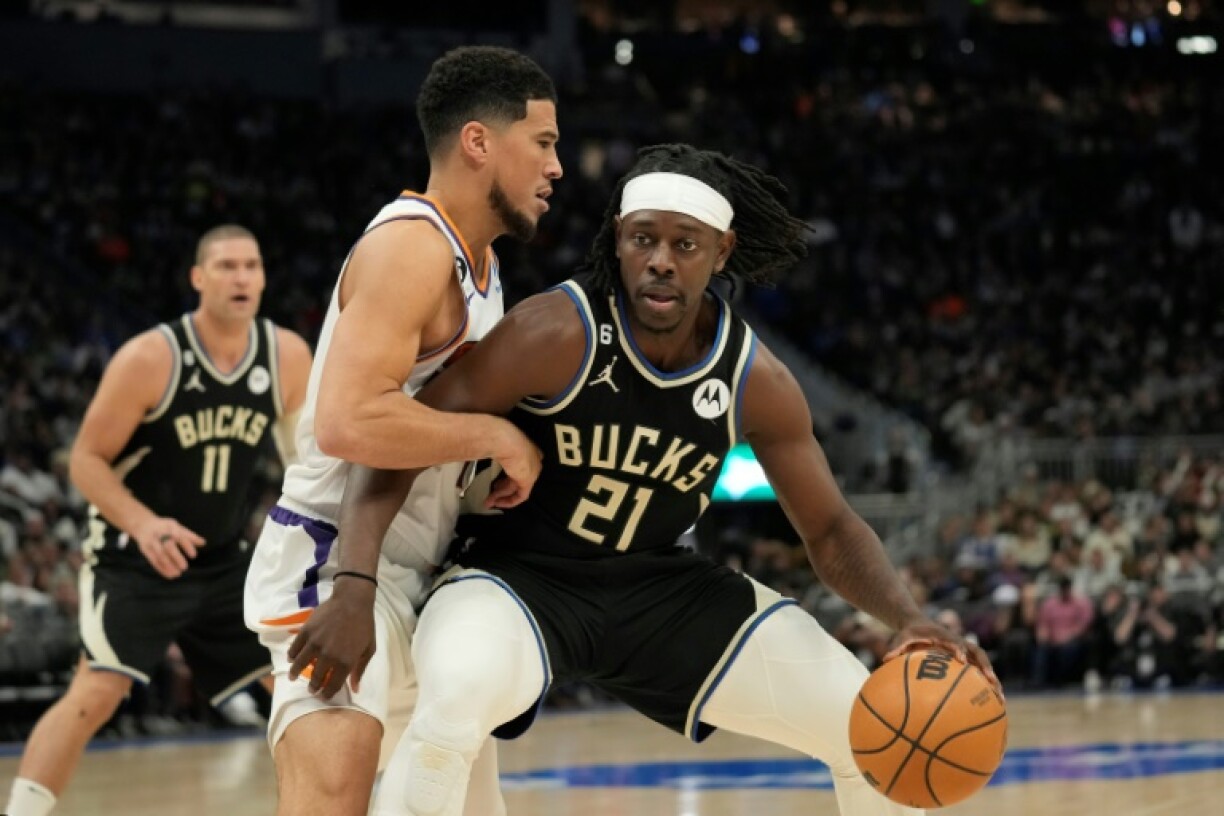 Jrue Holiday (#21), des Milwaukee Bucks, face à Devin Booker (#1), des Phoenix Suns, lors d'un match de NBA, le 26 février 2023 à Milwaukee