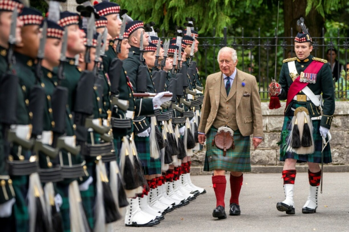 Le roi Charles III inspecte la compagnie Balaklava aux portes de Balmoral, en Ecosse, le 21 août 2023