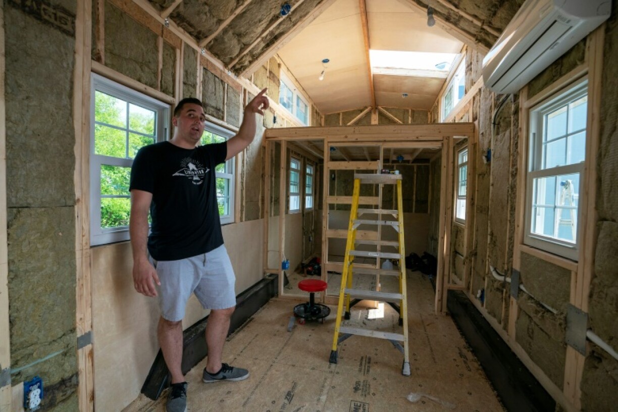 Marcus Stoltzfus montre l'intérieur d'une mini-maison