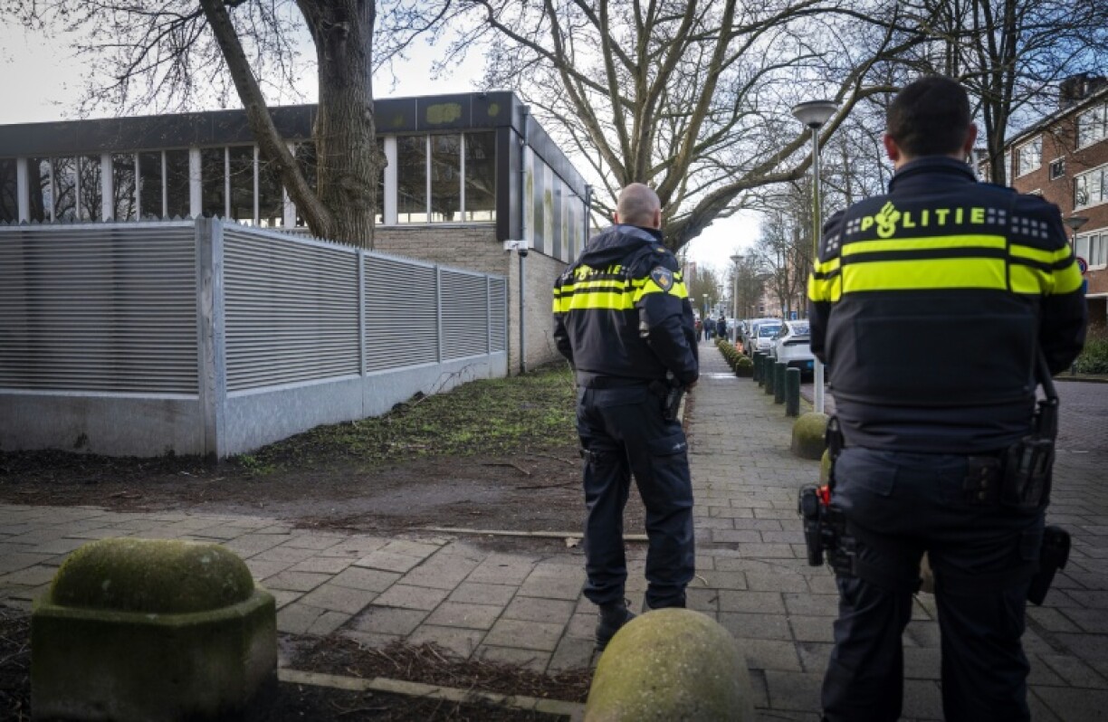 Nach dem Anschlag auf eine jüdische Schule in Amsterdam hat die niederländische Polizei die Bevölkerung um Mithilfe bei der Suche nach zwei Tatverdächtigen gebeten. Die Polizei veröffentlichte am Aufnahmen der beiden Verdächtigen.