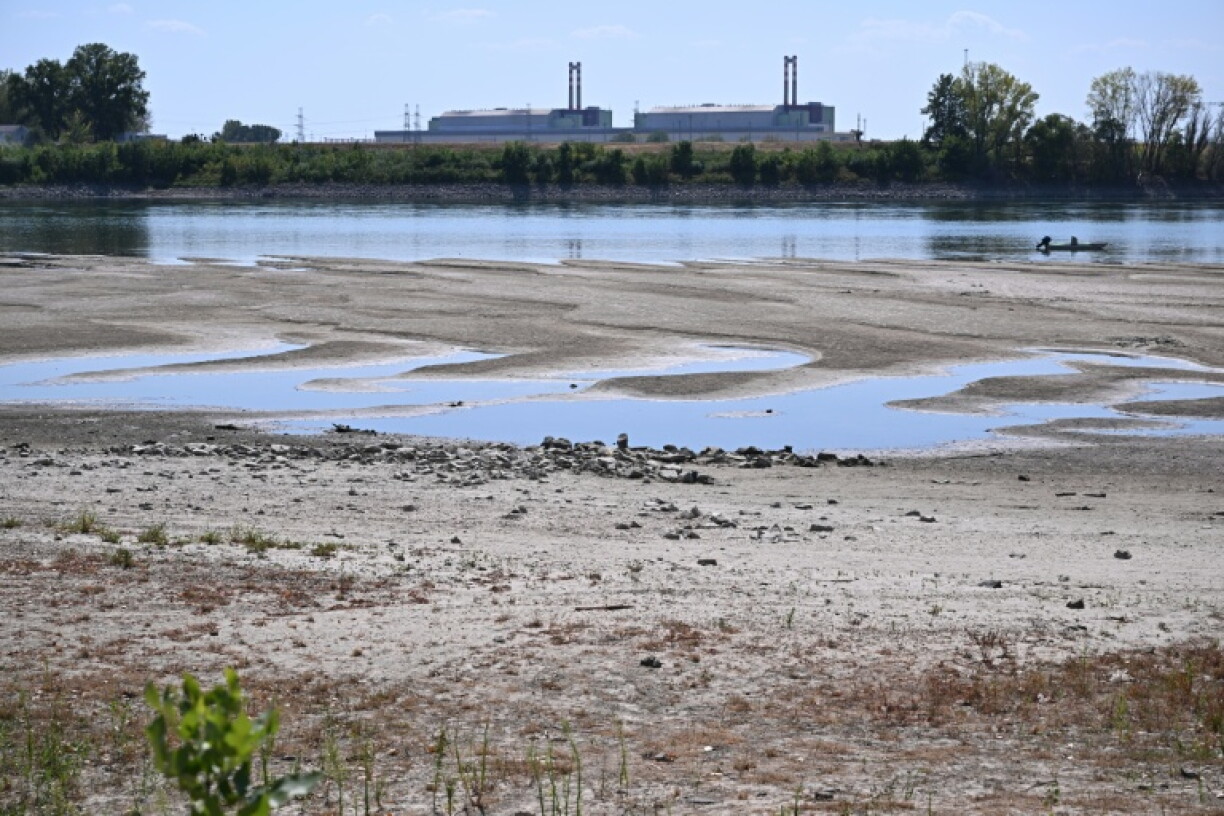 Wegen niedriger Pegelstände der Donau schaltet Ungarn sein einziges Atomkraftwerk ab. Am Montag wird das Akw in Paks, das rund 130 Kilometer südlich der Hauptstadt Budapest liegt, erstmals seit 44 Jahren vollständig abgeschaltet werden.