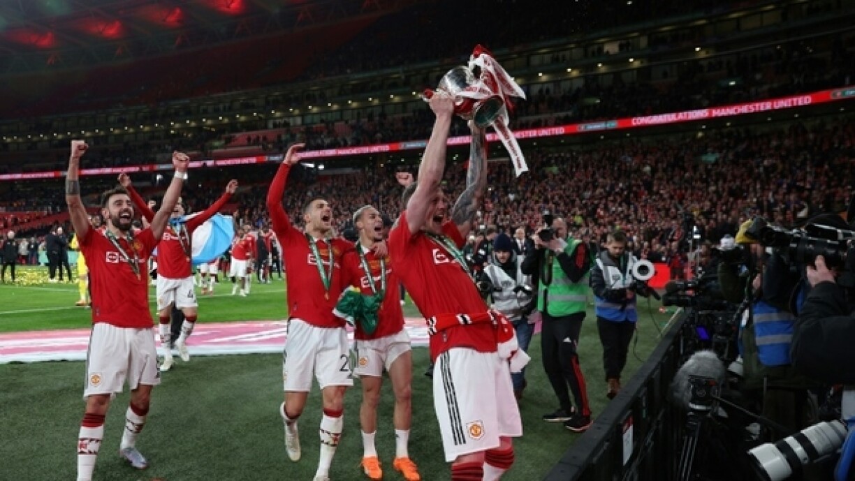 Les joueurs du club de football de Manchester United célèbrent leur victoire 2-0 dans la Coupe de la Ligue anglaise face à l'équipe de Newcastle au stade de Wembley le 26 février 2023.