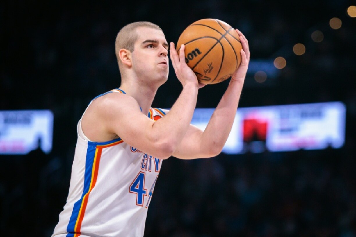 Nikola Topic, le meneur serbe du Thunder d'Oklahoma City, a effectué ses débuts en NBA lors d'une rencontre contre les Milwaukee Bucks, à Oklahoma City, le 12 février 2026