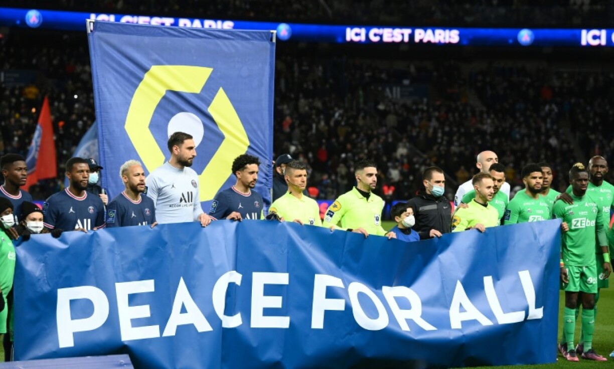 Les joueurs du Paris Saint-Germain et de Saint-Etienne posent derrière une banderole portant les mots
