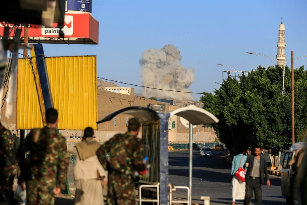 De la fumée s'élève après une attaque aérienne sur la capitale yéménite Sanaa, contrôlée par les Houthis pro-iraniens le 9 octobre 2026