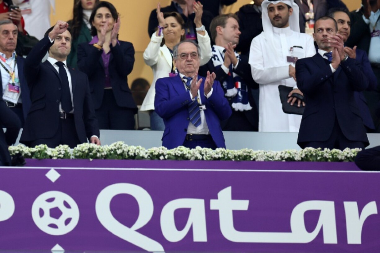 Le président français Emmanuel Macron, le président de la Fédération française de football Noël Le Graet et le président de l'UEFA Aleksander Ceferin assistent au match de demi-finale de la Coupe du monde de football Qatar 2022 à Doha, le 14 décembre 2022