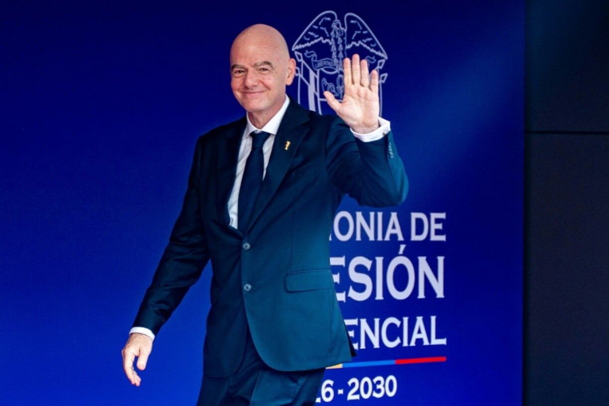 Le président de la Fifa Gianni Infantino salue la foule lors de son arrivée à la cérémonie d'investiture du président colombien Abelardo de la Espriella, le 7 août 2026