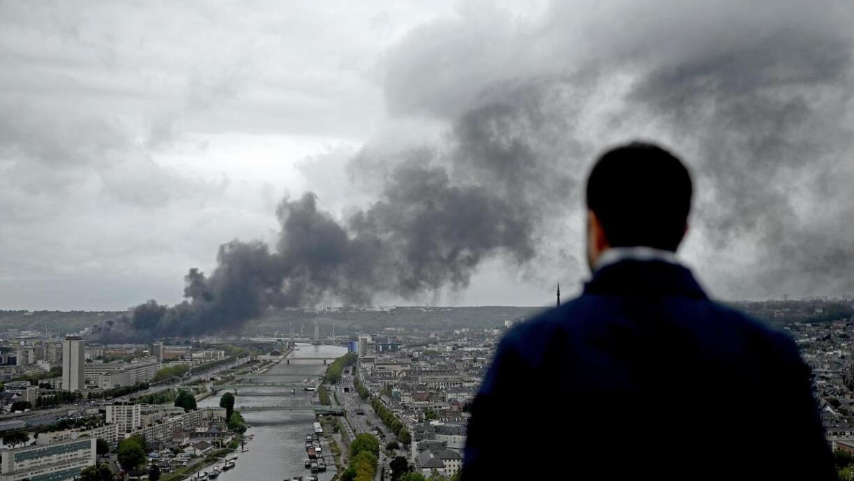 Après l'incendie à l'usine chimique Lubrizol de Rouen le 27 septembre (photo), des riverains de sites Seveso s'inquiètent partout en France.