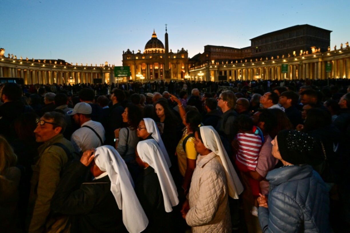 The lying in state was extended to 5:30 am instead of its originally midnight closing time
