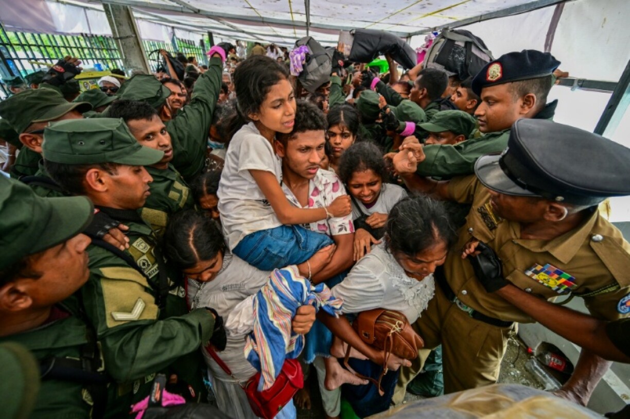 Huge crowds have gathered in Sri Lanka's city of Kandy to see a sacred Buddhist relic
